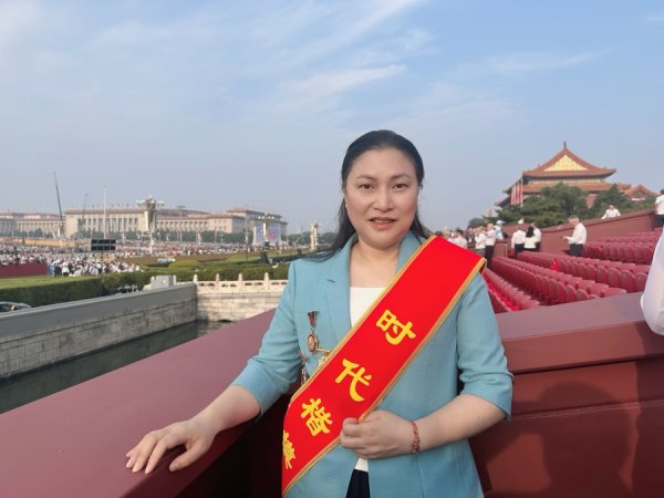 东兴资本配资 受邀参加阅兵式后，上海这位小学校长在天安门广场和孩子们现场连线